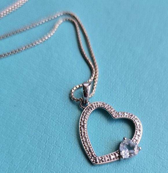 Elegant 925 Silver Heart Pendant Necklace - Picture 2 of 3